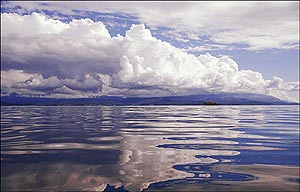 Фотография со стороны бухты Безымянной на остров Камушек Безымянный. Байкал, сентябрь 2003 года.